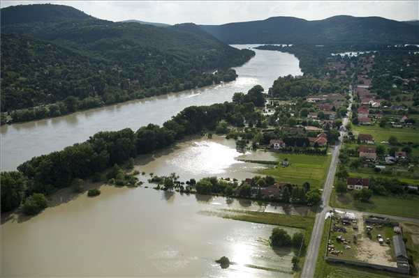 Az áradó Duna Kisoroszi térségében. MTI Fotó: Koszticsák Szilárd