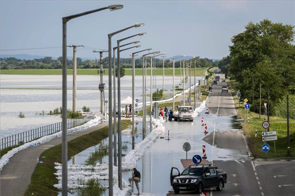 A 11-es főút Dunabogdány közelében. MTI Fotó: Mohai Balázs