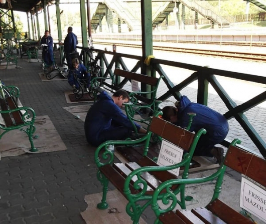 MÁV dolgozók tisztítják a vasútállomásokat