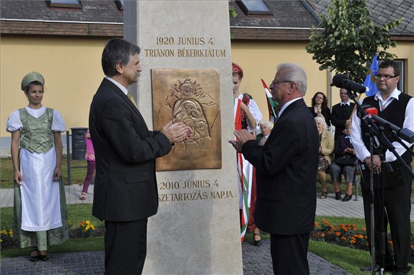 Összetartozás emlékhely avató Tát