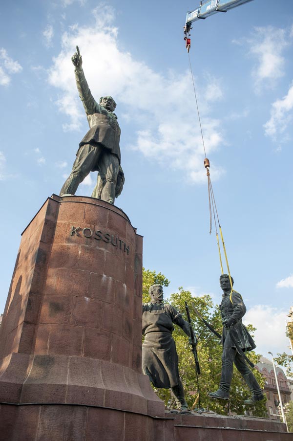 Kossuth-szoborcsoport Esztergomba költözik