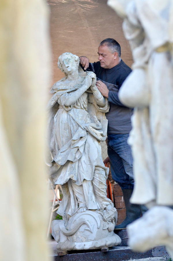Így újul az esztergomi Pestis- és Mária-szobor – FOTÓK