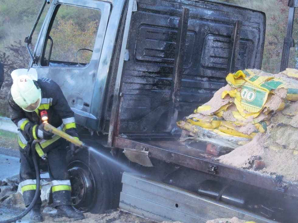 Így égett ki a kocsi az M1-esen – személygépkocsi és egy tehergépkocsi ütközött - VIDEÓ