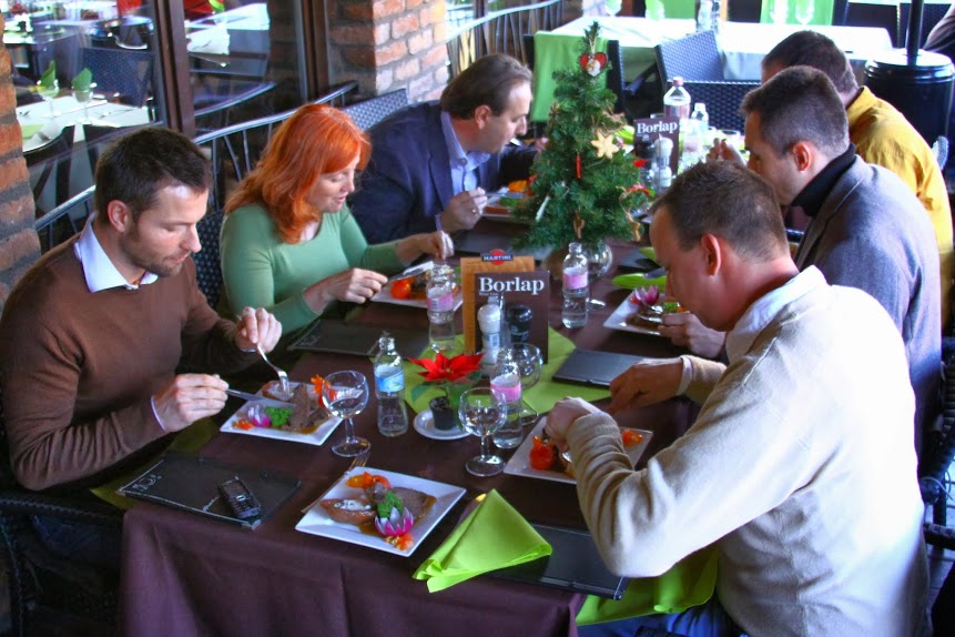 Esztergomi politikusok egy asztalnál – étlapon Esztergom étele