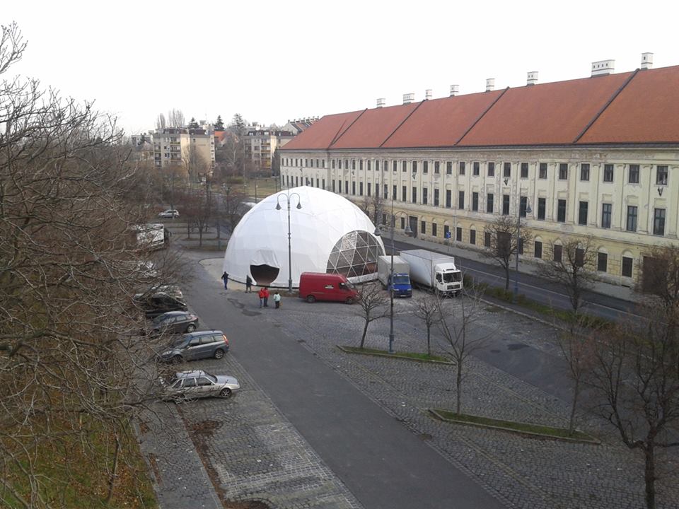 Óriás sátor Esztergomban - fotó: hidlap.hu