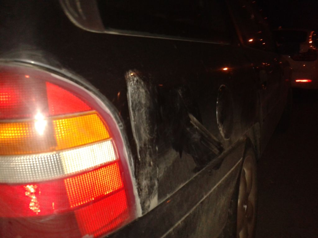 Megrongálták az esztergomi képviselő kocsiját
