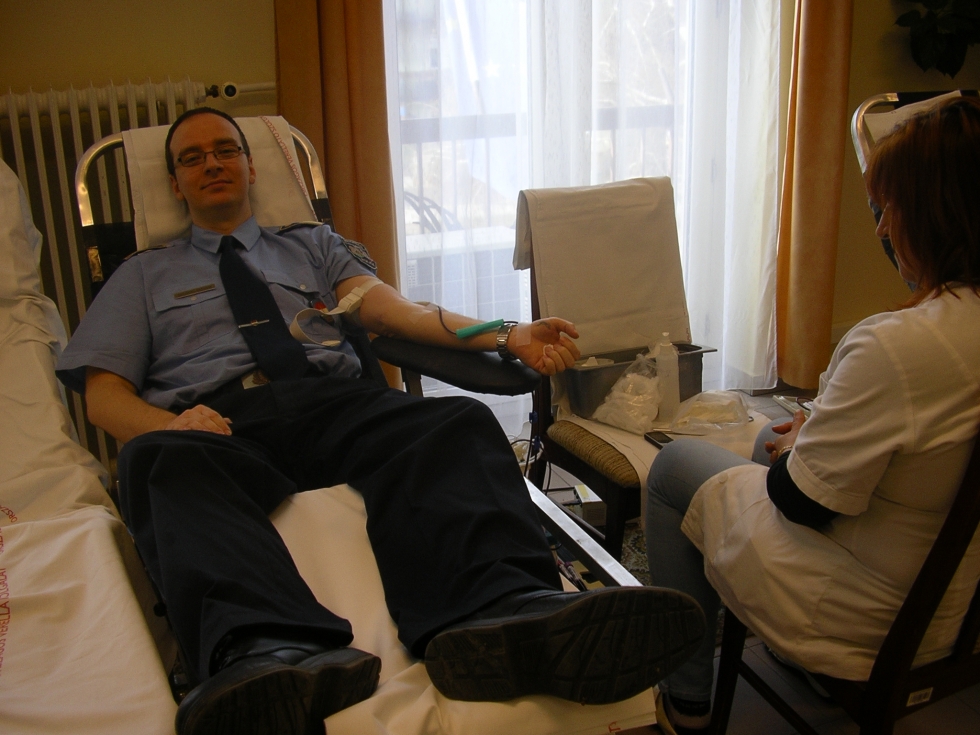 Esztergomi rendőrség megemlékezés és véradás