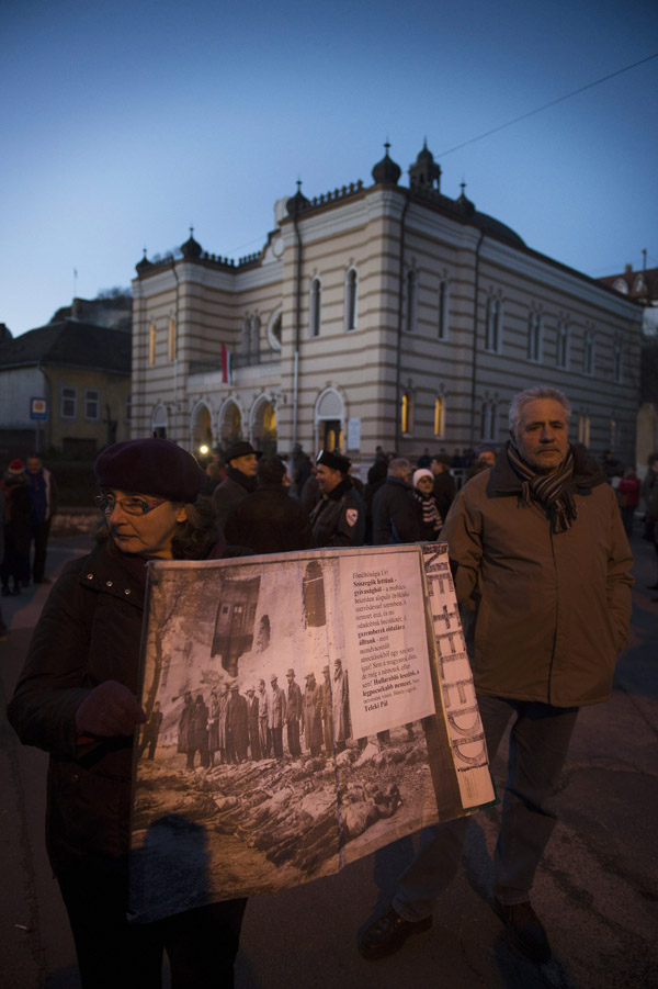 Tüntetés a Jobbik fóruma ellen Esztergomban