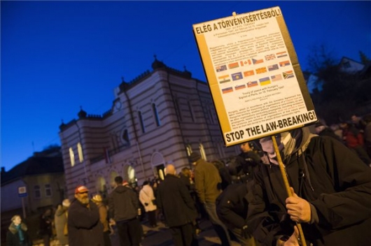 Tüntetők Esztergomban a Jobbik gyűlése ellen