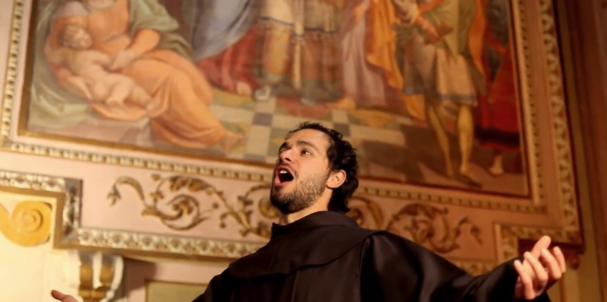 Jótékonysági koncert mellett Esztergomba is ellátogat "Assisi hangja"