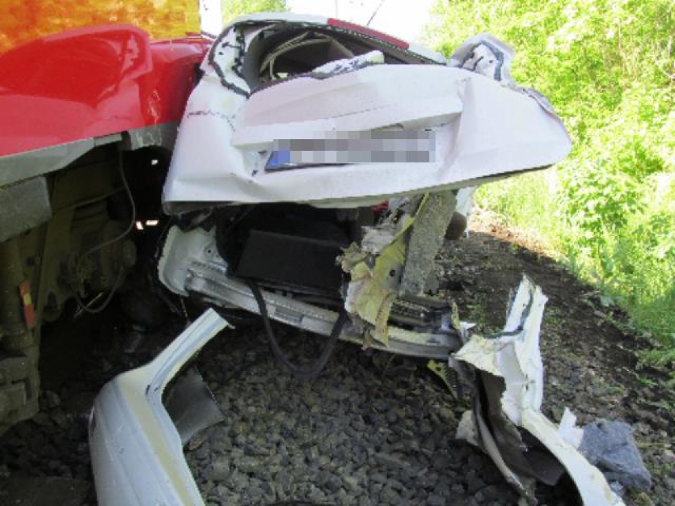 Csúnya látvány: vonat és autó ütközött Tatabányán - ketten sérültek – fotókkal és videóval