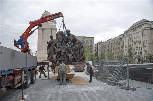 FOTÓK: így került vissza korábbi helyére a Magvető-szobor
