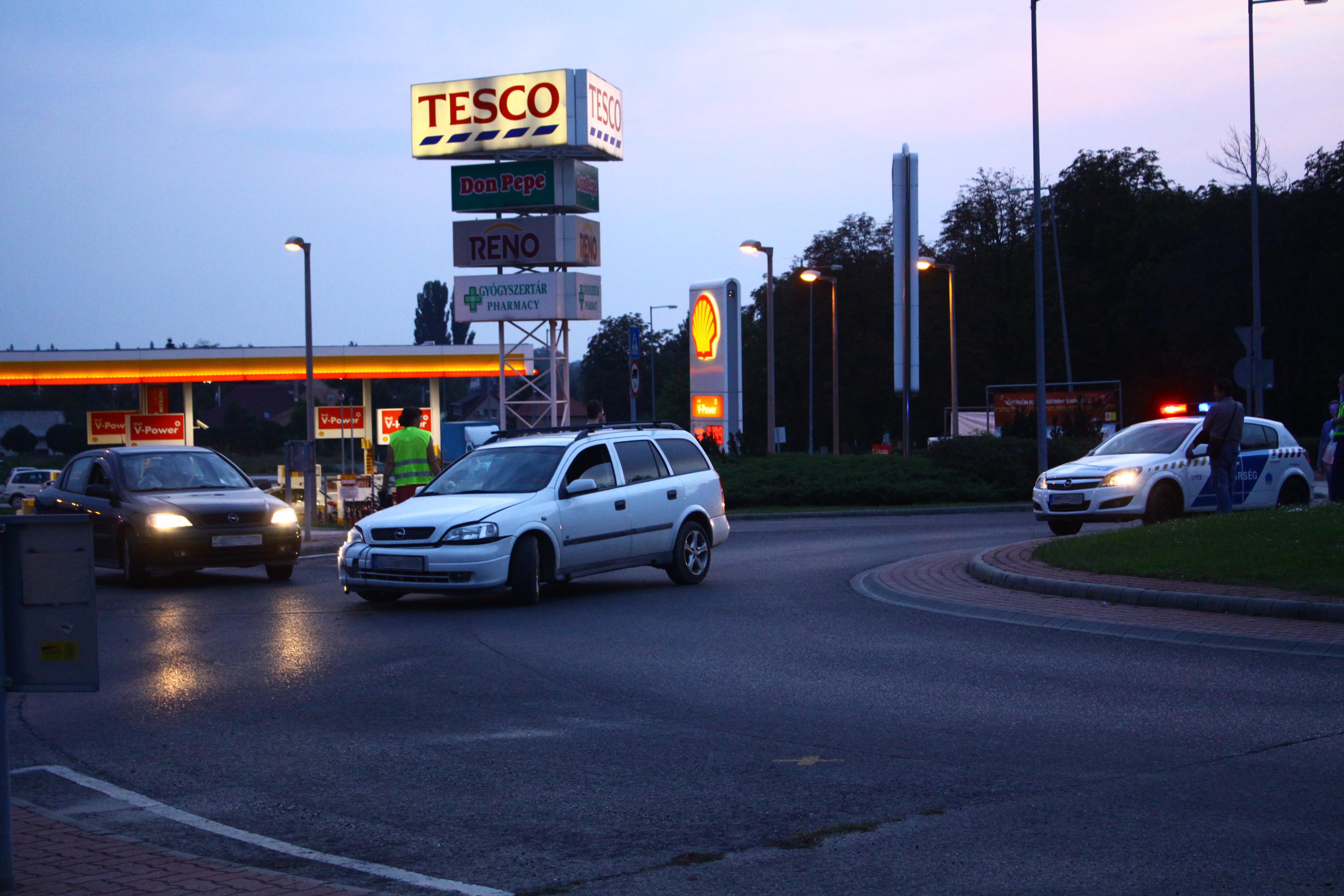 Kitört egy autó kereke Esztergomban – a körforgalomban vesztegelt – FOTÓK