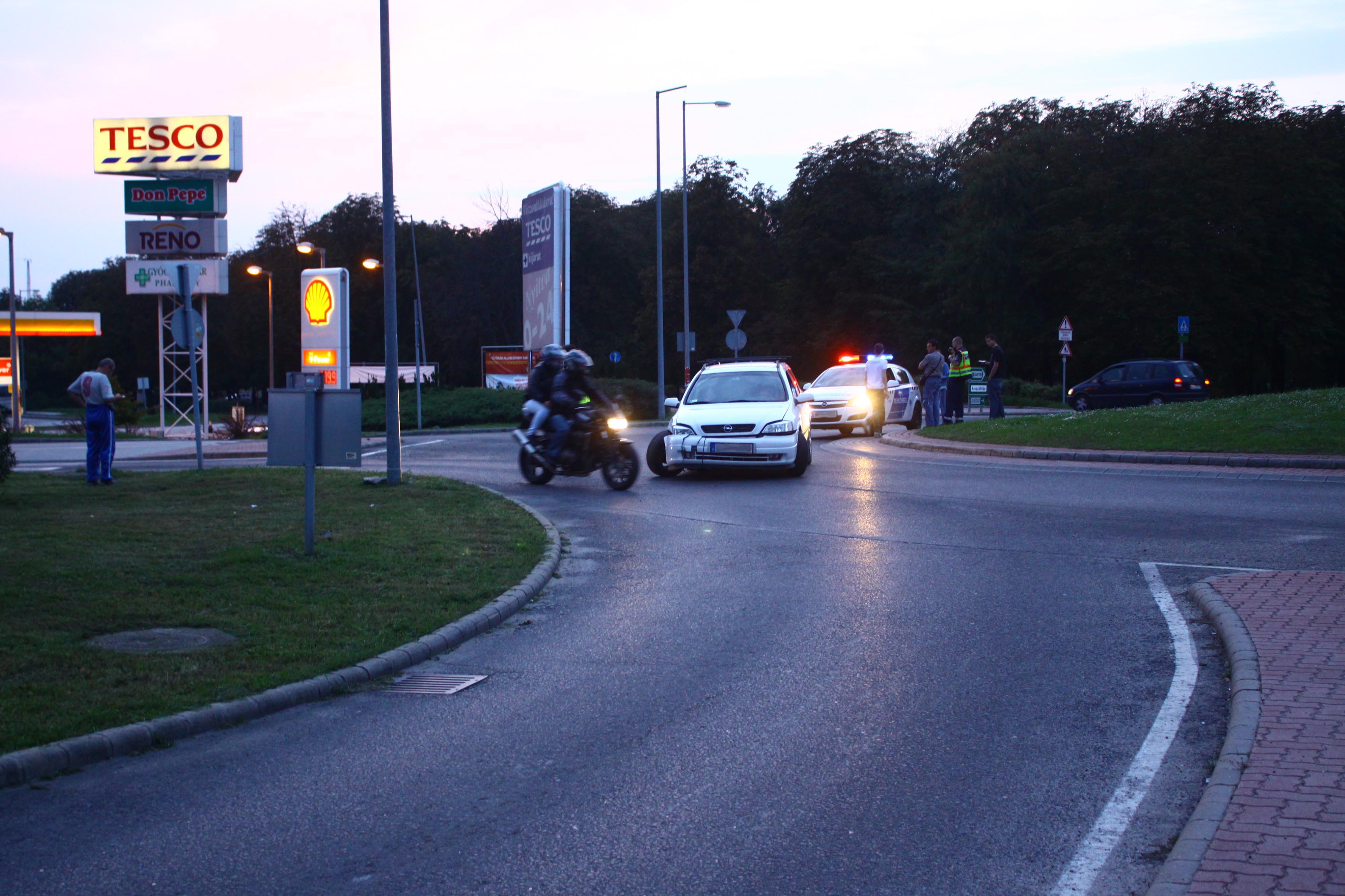 Kitört egy autó kereke Esztergomban – a körforgalomban vesztegelt – FOTÓK