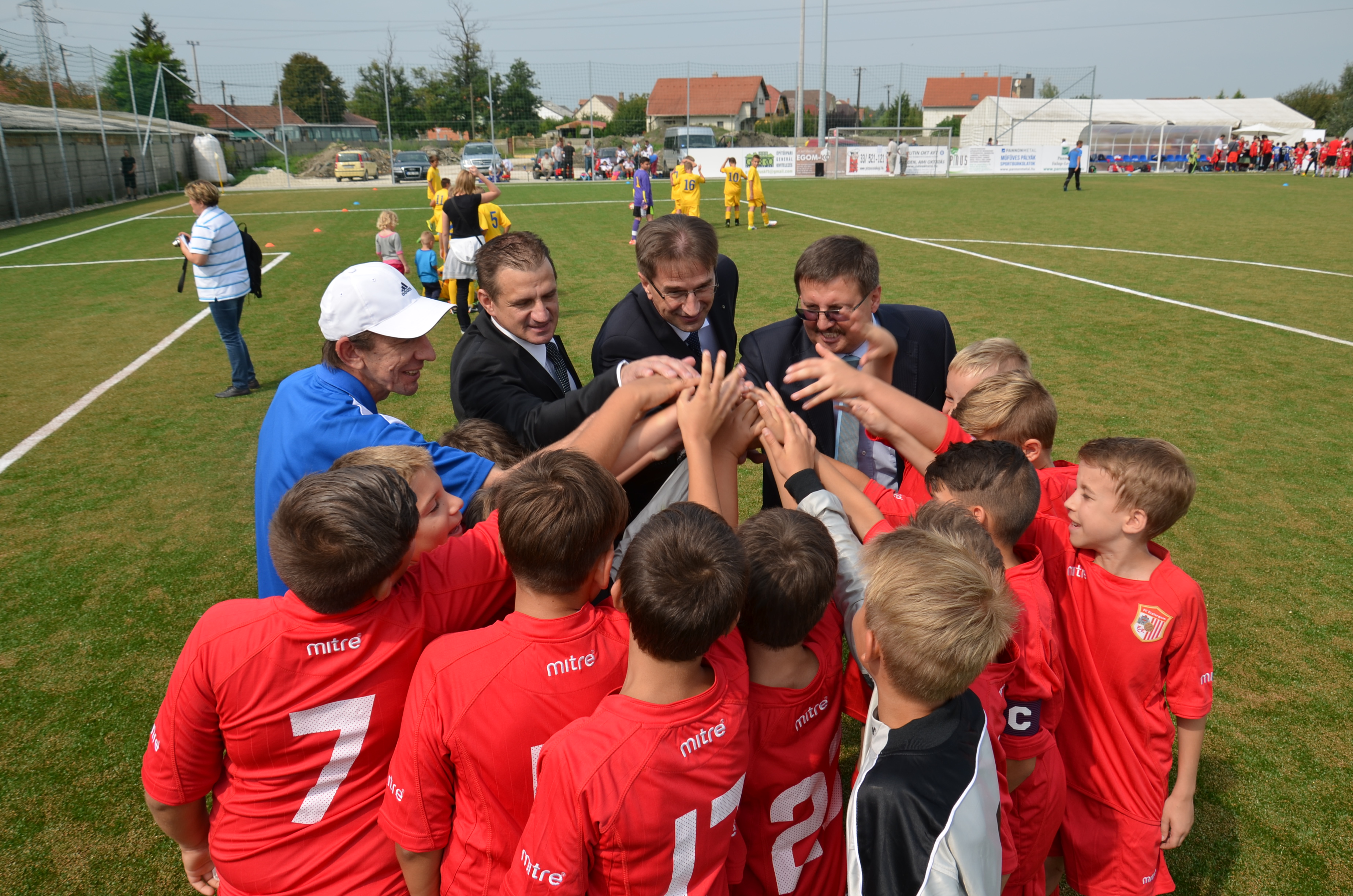 Utánpótlásért a Dorogi FC – Monostori Tivadar nevét viseli az új sportcentrum