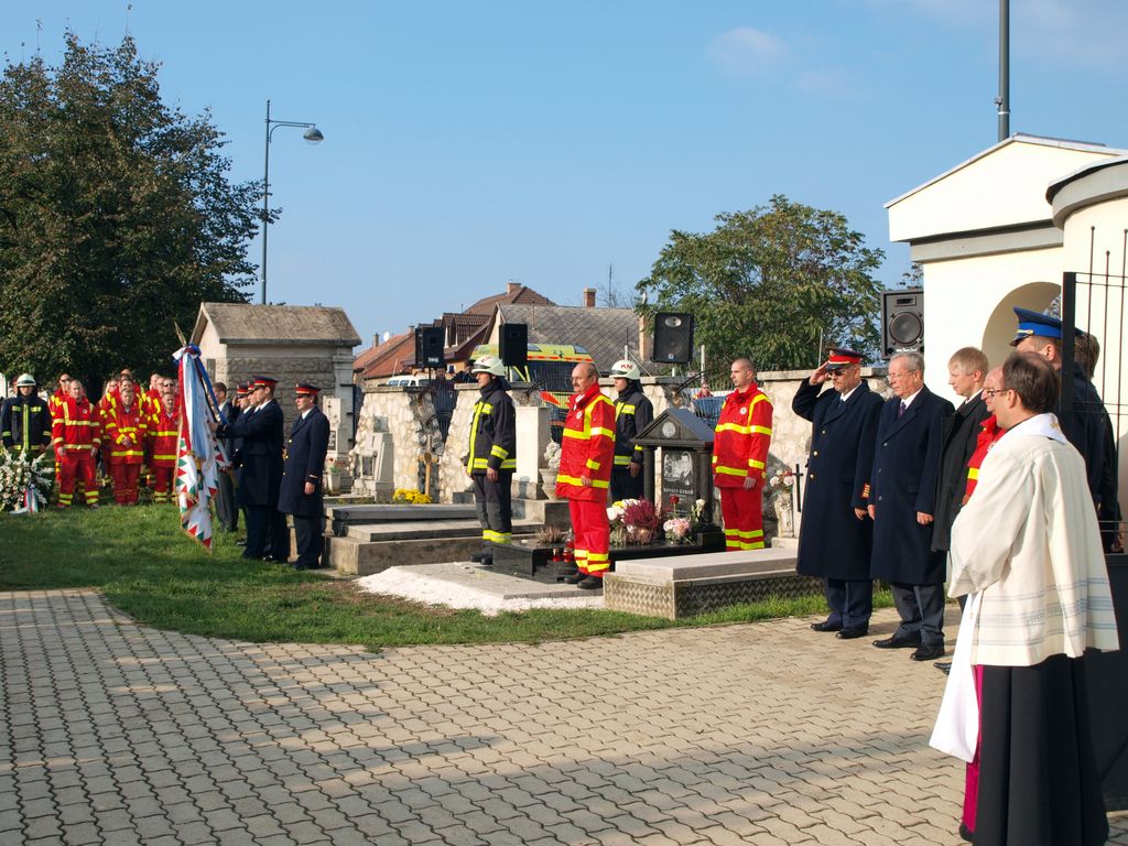 Felavatták a hős esztergomi tűzoltó síremlékét Dorogon