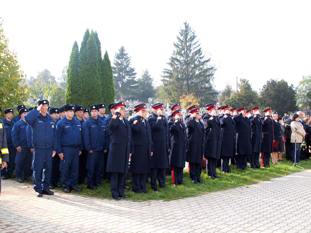 Felavatták a hős esztergomi tűzoltó síremlékét Dorogon