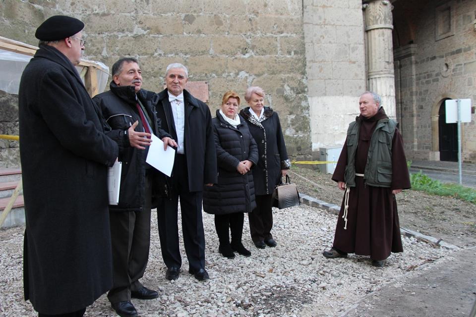 Szobrot kap Mindszenty József bíboros a Sötétkapunál