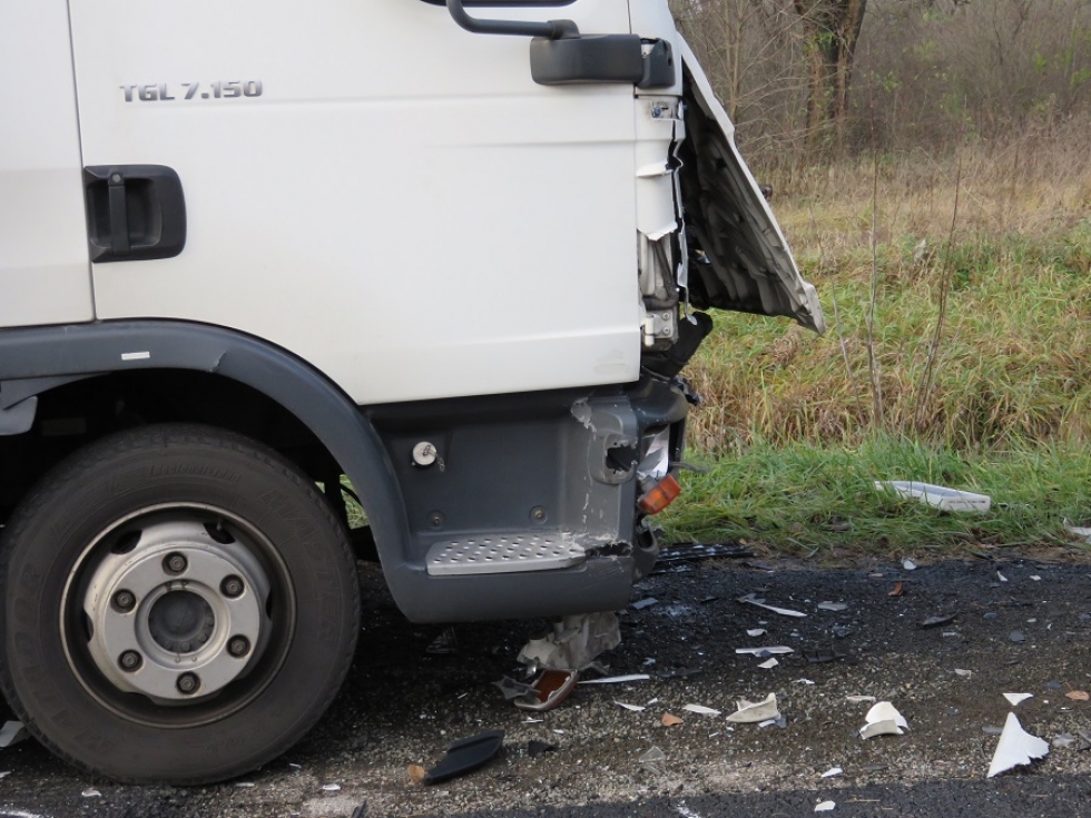 Halálos baleset Esztergomban - teherautó autóval ütközött