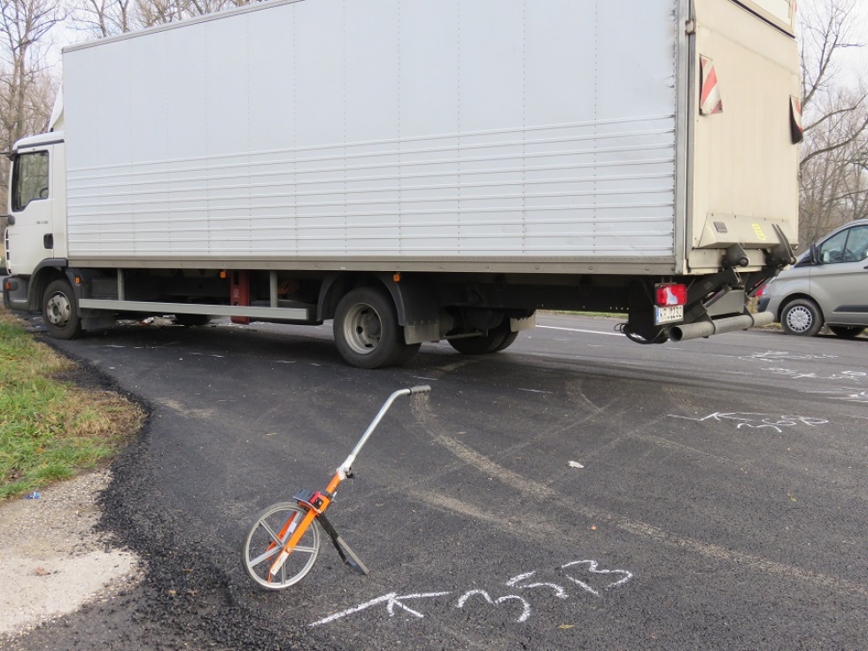 Halálos baleset Esztergomban - teherautó autóval ütközött