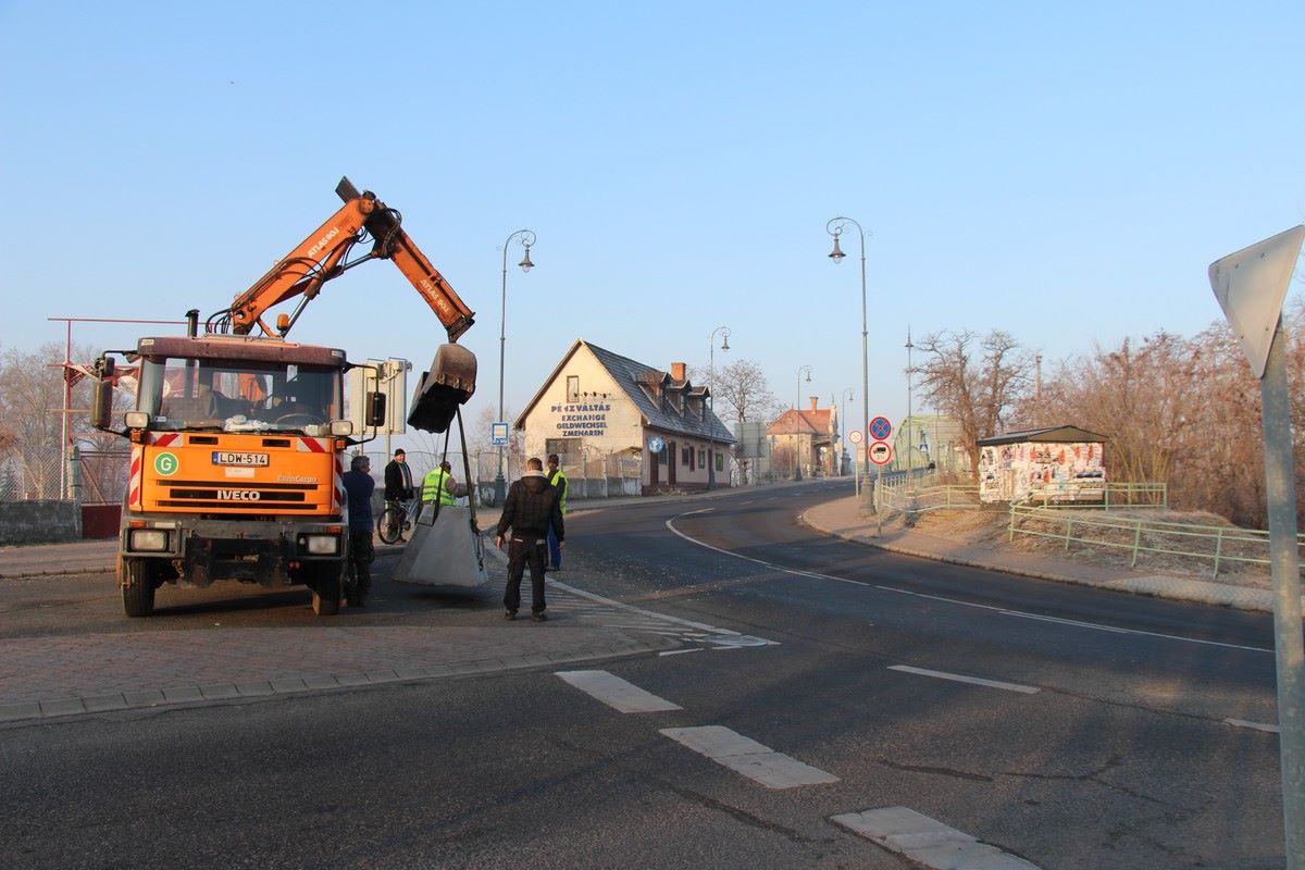 Nyitva az út Esztergomba a hídról