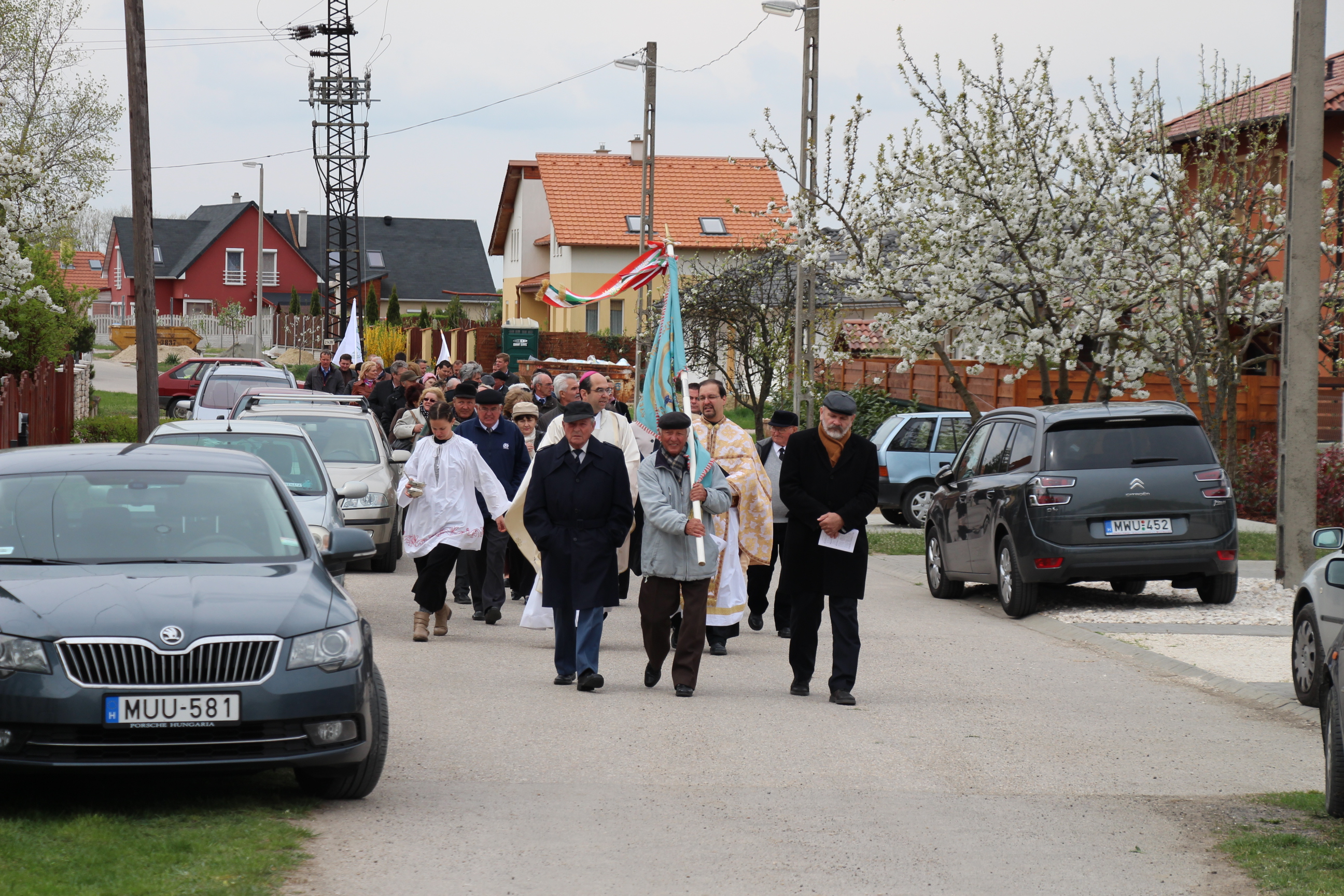 A megáldott búzát imakönyvbe tették