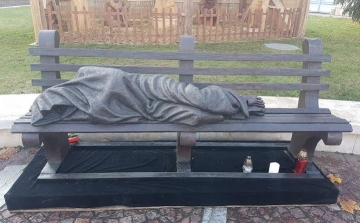 Már látható Esztergomban a Hajléktalan Jézus-szobor