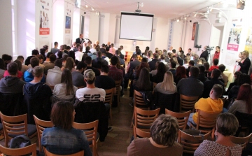 Pályaválasztási tippeket kaptak a fiatalok Esztergomban