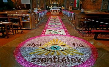Úrnapi virágszőnyeg a Kerek-templomban