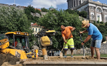 Homokszobor készül az esztergomi Duna parton