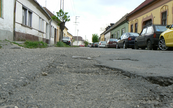 Veszélyes láthatatlan kátyúk – eső várható