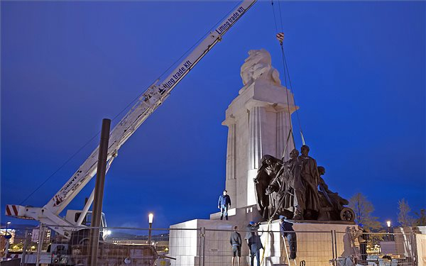 FOTÓK: így került a Kossuth térre a Magvető-szobor