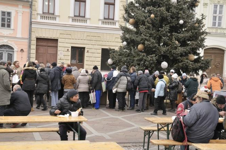 Meleg ételosztás után úton az ajándékutalványok