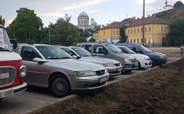 Újabb utcákban lett ideiglenesen ingyenes a parkolás, de máshol ismét fizetős