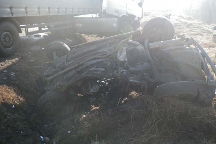 Halálos baleset: Alig maradt valami a kamionnal ütköző autóból – FOTÓK