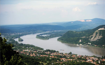 Vízbe hajtott egy török sofőr Dömösnél