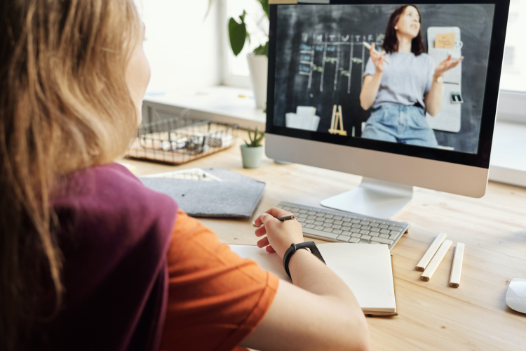 Távoktatásban tanulnál új szakmát? Válaszd az online marketing képzéseket!
