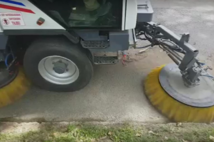 Új, gépesített seprű jól seper Esztergomban - VIDEÓK