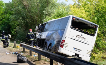 Az utazásszervező szerint kifogástalan állapotú volt az M7-esen balesetet szenvedett busz