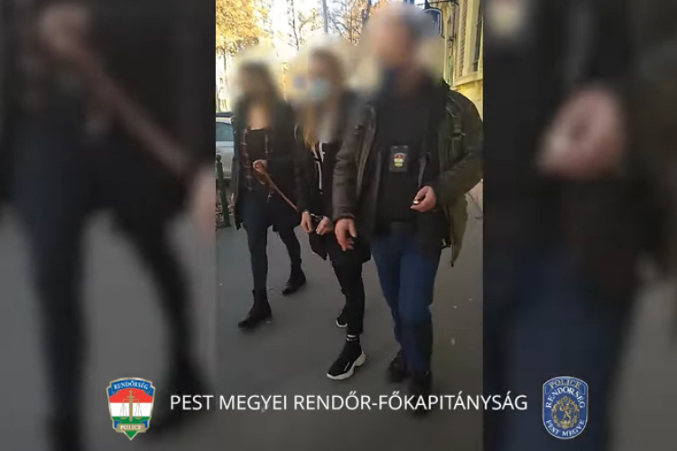 Sorban vert át mindenkit a fiatal nő - VIDEÓVAL