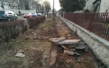Elkezdődött a Rényi Rezső utca járdájának felújítása
