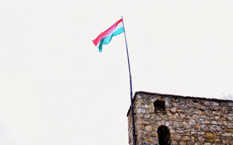 Összetartozás és összefogás - új zászló a Szent Tamás-hegyen - VIDEÓ