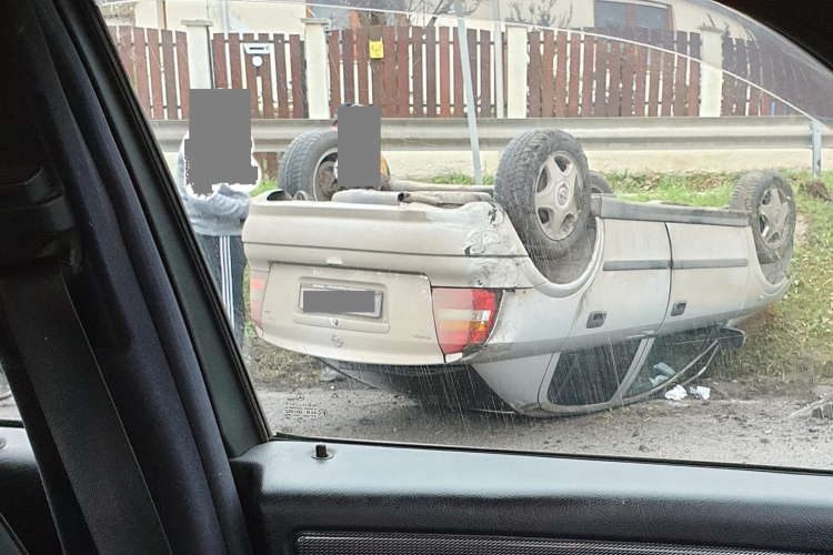 Felborult egy kocsi Nyergesújfalun