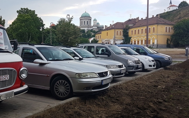 Újra fizetős hétfőtől a parkolás Esztergomban