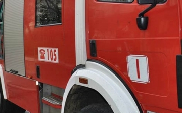 Lámpaoszlopnak csapódott egy autó Esztergomban