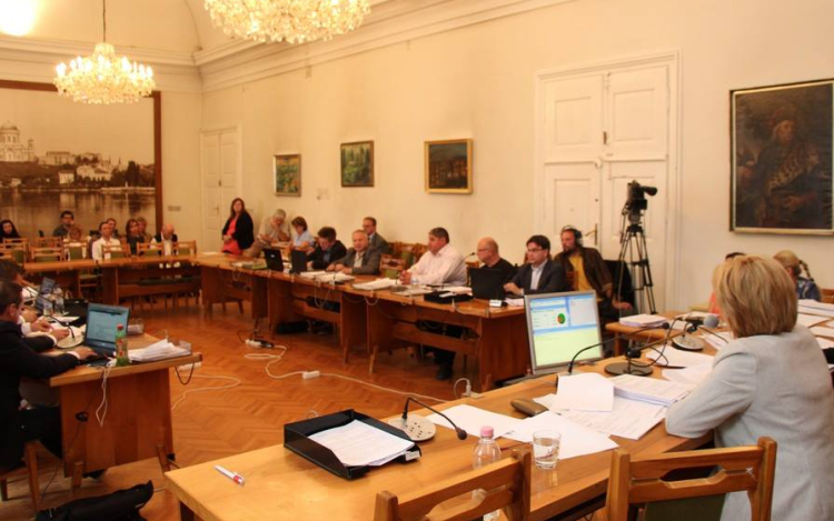 Utcanevek, intézmények, kórház, bicikliút – Napirenden Esztergom