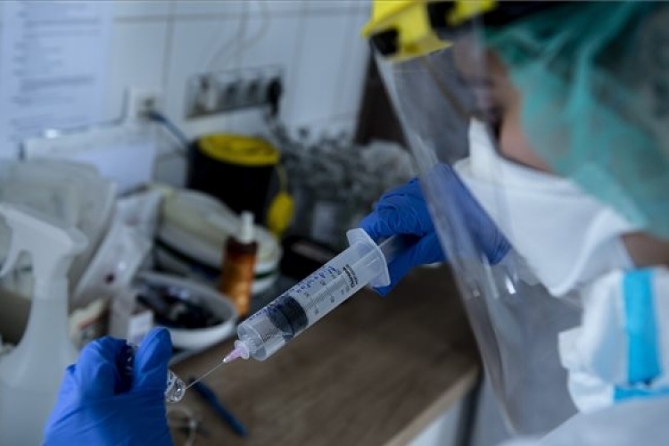 Szlávik: kiemelten fontos a vakcina hatékonysága