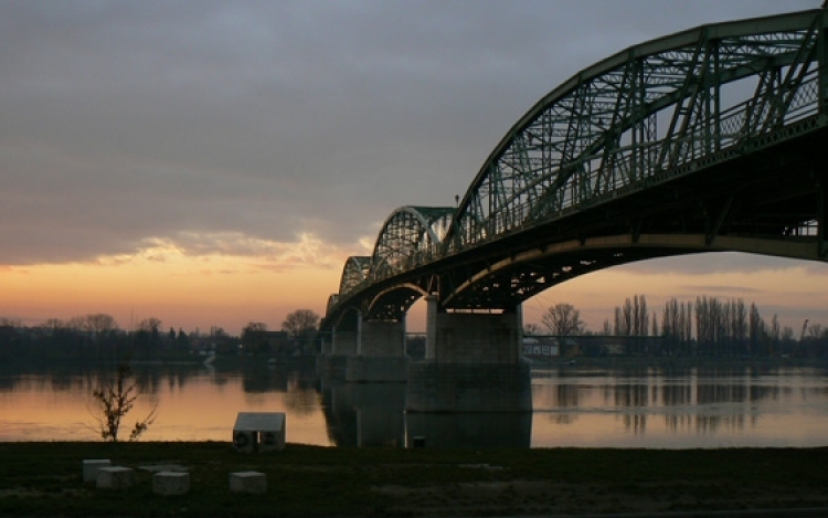 Széchenyi, Mária-Valéria híd, Mobil gát – különleges kiállítás Esztergomban