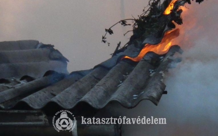 Leégett egy faépület Nyergesújfalun