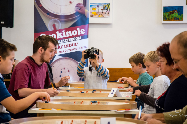 A pöccre indult verseny Esztergomban – beszámoló a II. Ister-Granum Crokinole Kupáról